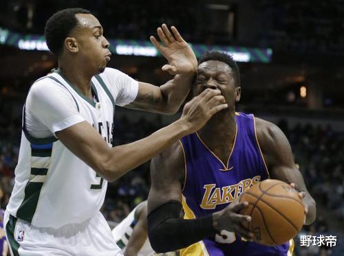 湖人队|牛啊!湖人旧将打着打着,成球队老大了!场均22+11+7!兄弟干得漂亮