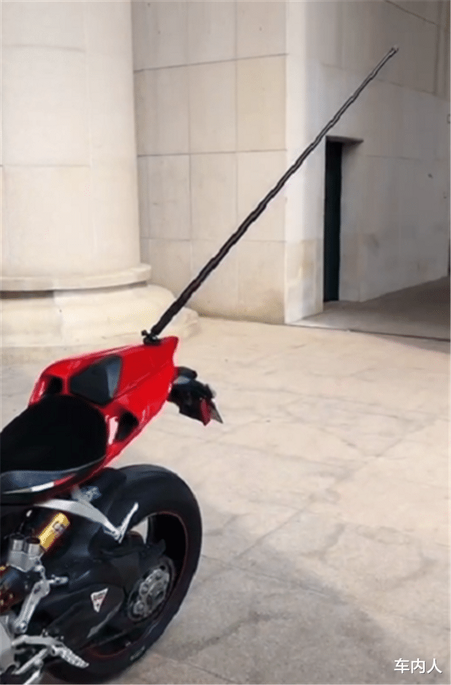 杜卡迪：34万杜卡迪加装钓竿，排量1198CC，全车法兰红，出门适合垂钓