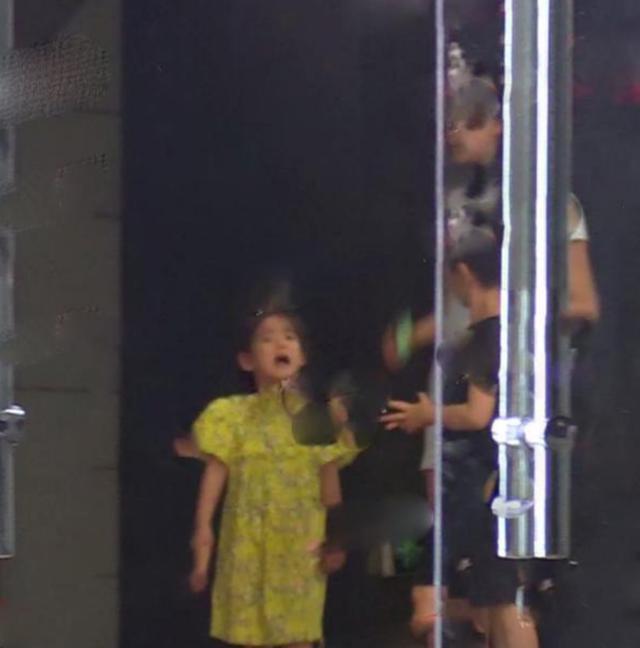 霍思燕|霍思燕大方带女儿外出，一脸灿笑难掩走样身材，陷“幸福肥”难自拔