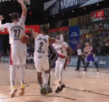 勒布朗·詹姆斯|死亡凝视+秀身体！疯狂詹姆斯征服开拓者，一战刷爆五大纪录