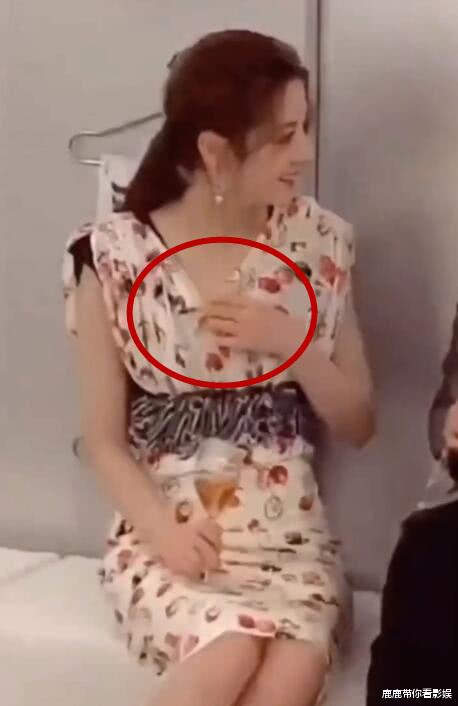 迪丽热巴@迪丽热巴衣服领口滑落，发现记者在拍照后，谁注意她的第一反应？