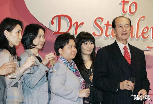 陈雅婷|蓝琼缨14岁就嫁给了赌王何鸿燊，为什么要到19岁才生育？