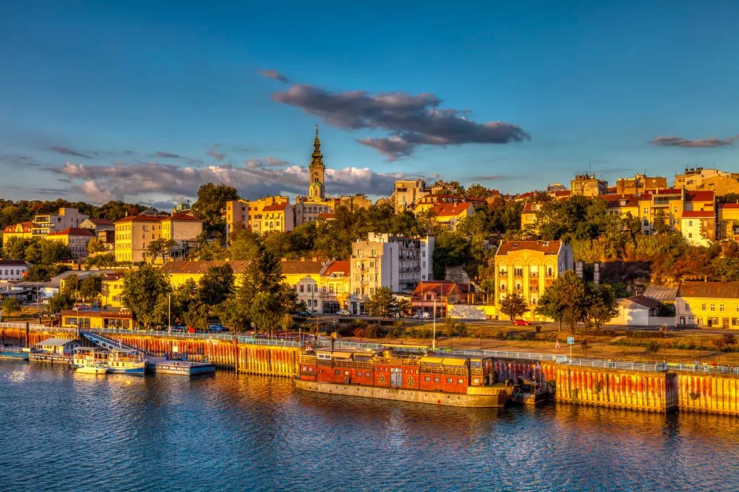 #欧洲#这位含泪求助的总统身后，是首个对中国免签的欧洲国家，美极了！