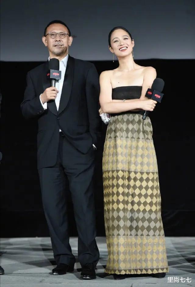 『周韵』周韵侧脸太像巩俐，衬衫配麻花辫美回初恋脸，老公姜文太有福气