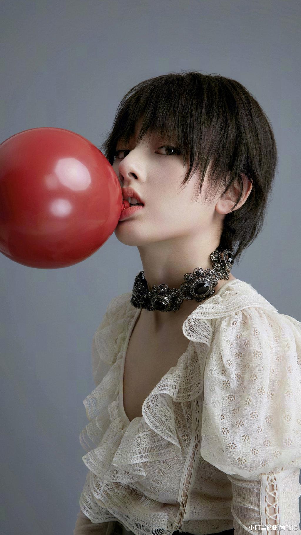 「短发」宋祖儿变成“假小子”了，细碎短发尽显痞帅，“形象改造”很成功