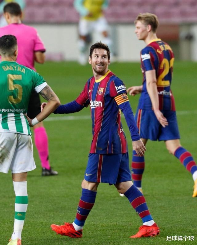 梅西|5-2！梅西坐替补席目光深邃！2球1漏梅西笑了！格子跳他怀里