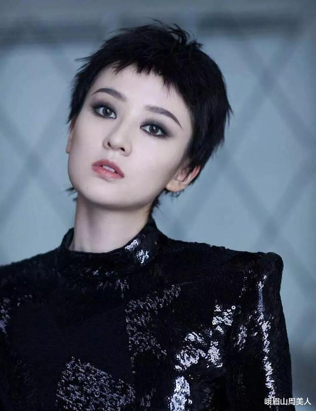 乔欣@乔欣新造型又翻车，画烟熏妆配狗啃短发亮相，至少显老10岁