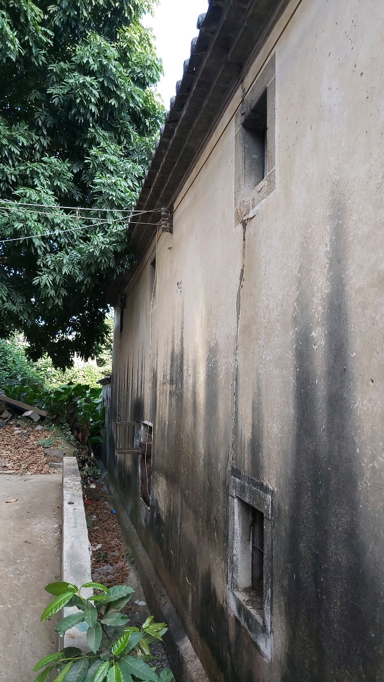 东莞凤岗沥背一巷的老房子，时代沧桑的老房子