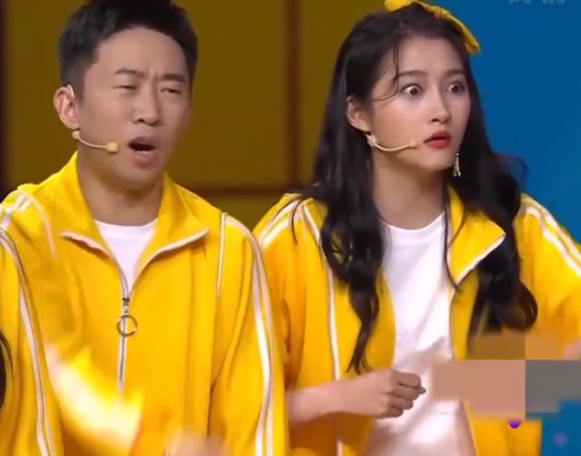 张艺凡|张艺凡超正常劈叉，看呆关晓彤，劈叉最大限度比宋小宝还长