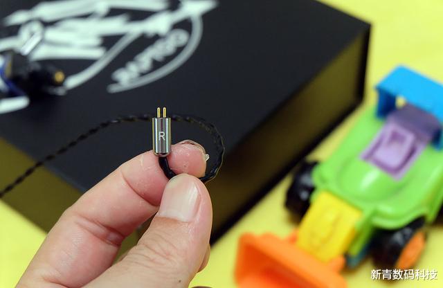 耳机|耳机虽小容四铁，声音一出震天下，一款可挂耳的高保真运动耳机