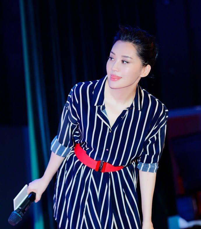 49岁许晴穿灰色连体裤亮相，穿出时尚大片感，网友：气质真好