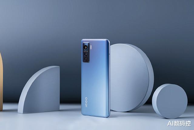 iqoo|iQOO再放大招，骁龙865+120Hz+55W，配置横扫友商旗舰机