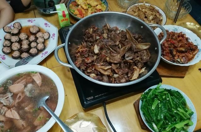 厨师|周末到表哥家蹭饭，一桌全是好吃的，网友：家里有个厨师真好