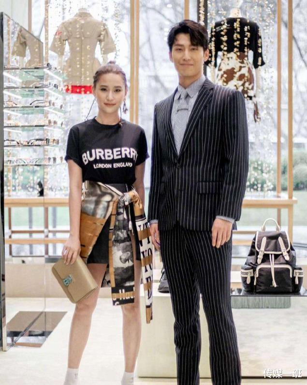 「许志安」与赌王最美千金恋爱一周年，窦骁半夜晒何超莲美图却被曝藏小心机