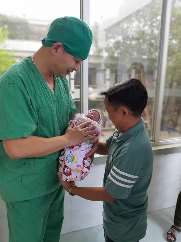 睹图|身高1米3男子娶1米15女子，如今两人因胳膊短不方便抱孩子苦恼