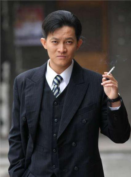 电影|同名电影改编的谍战剧,已超越原作,高分冷门,绝对值得一看!