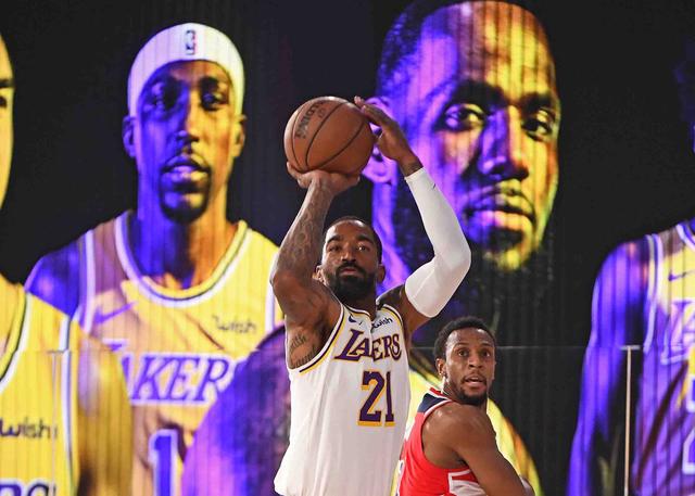 J·R·史密斯|真冤枉!全场7分钟0次出手,替补席一脸失望,39万年薪真不受重视?