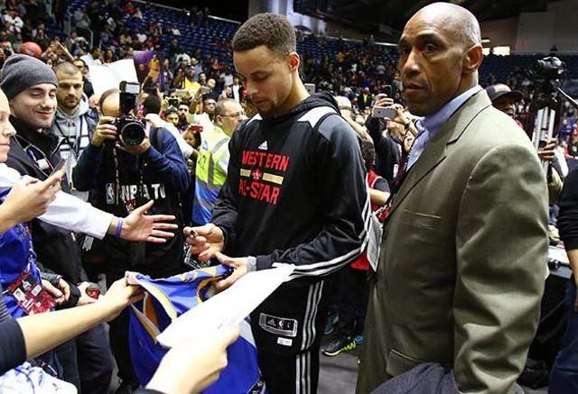 斯蒂芬·库里@作为库里的私人保镖,拉尔夫一年的薪水有多少呢?