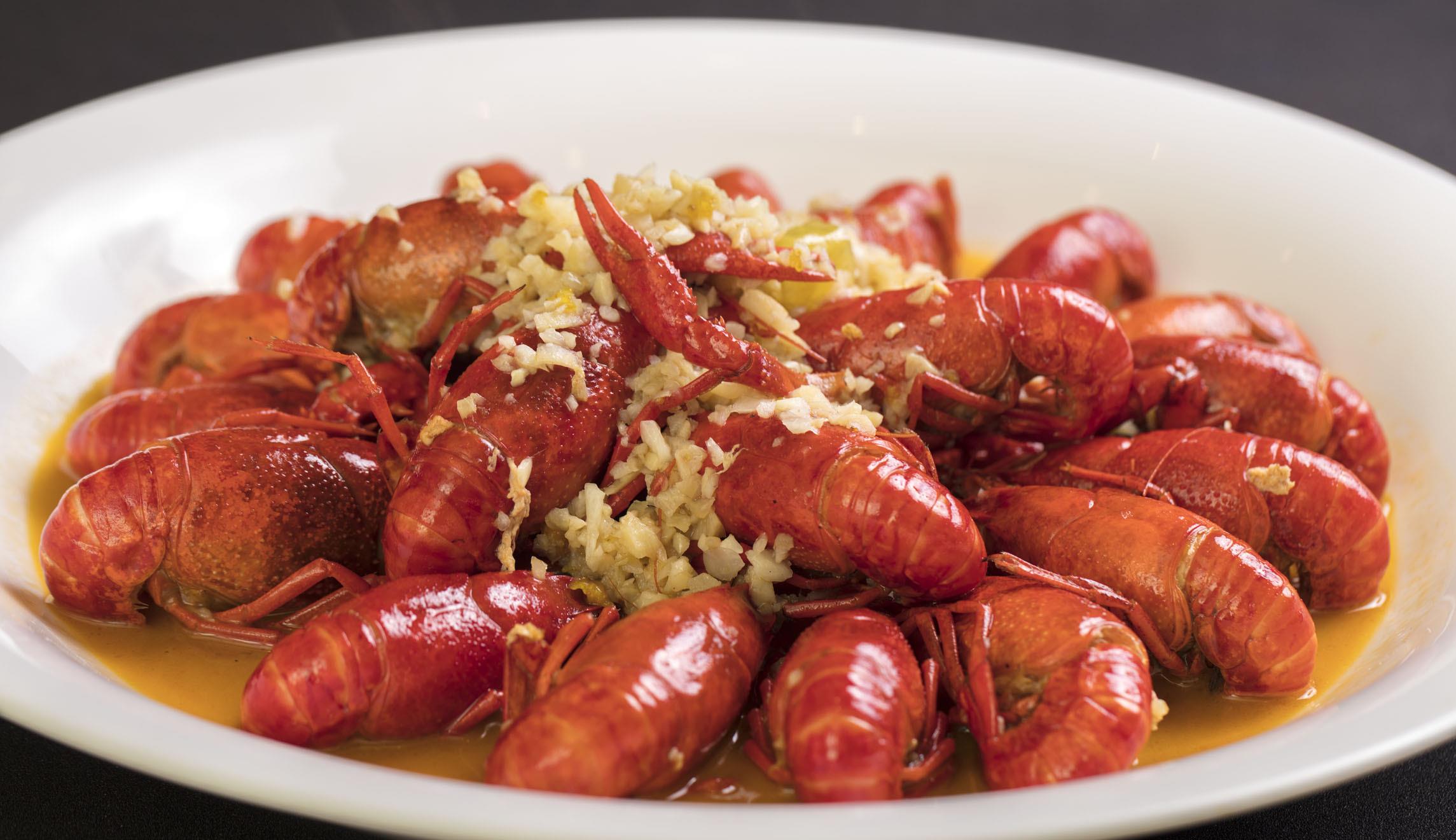 「小龙虾」超好吃的蒜香小龙虾做法！3斤小龙虾加1瓶啤酒，上桌都不够抢的