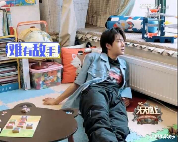 王一博|王一博带孩子累出“葛优瘫”,不顾形象躺在地上,偶像包袱碎一地