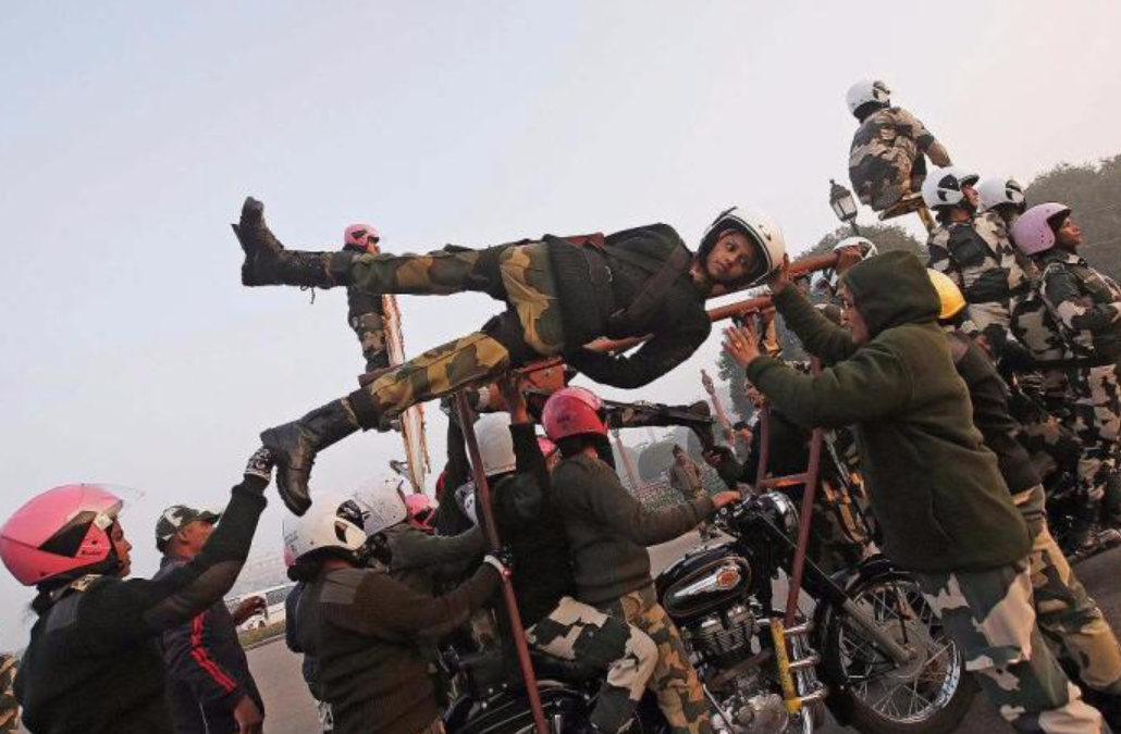 印度：印度军队一辆摩托搭60人破纪录，为啥印军摩托车玩得那么溜？