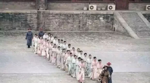 张蓝心■“笑到抽筋”穿帮镜头,玩具马我忍了,张蓝心非要秀个腿!