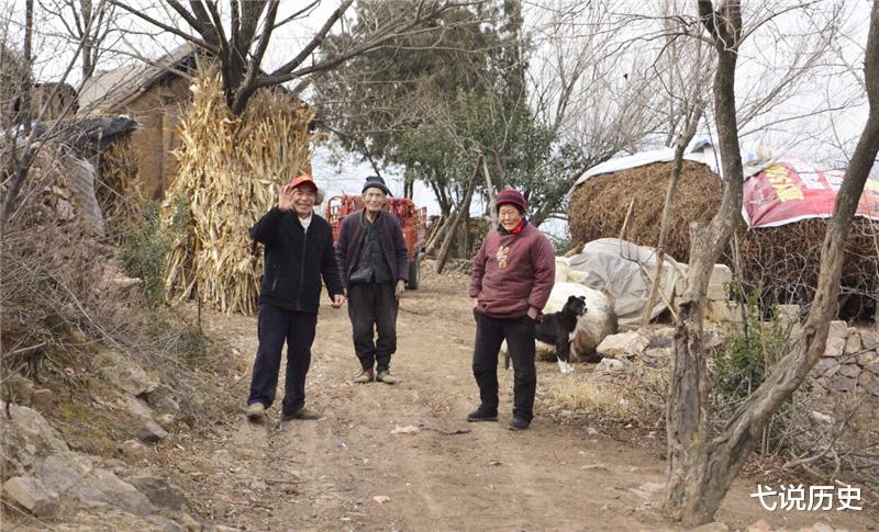 弋说历史|93岁老汉一家住绝壁山顶，半世纪开垦30亩荒地，收集雨水吃一年