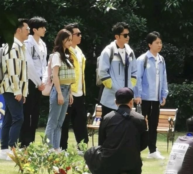 [奔跑吧兄弟]跑男真是一个奇怪的家族，把四季都穿在身上，太让人迷惑了