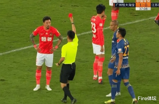 中超|中超今晚最大争议判罚！裁判不看VAR判点，对手5人围堵，太冤了