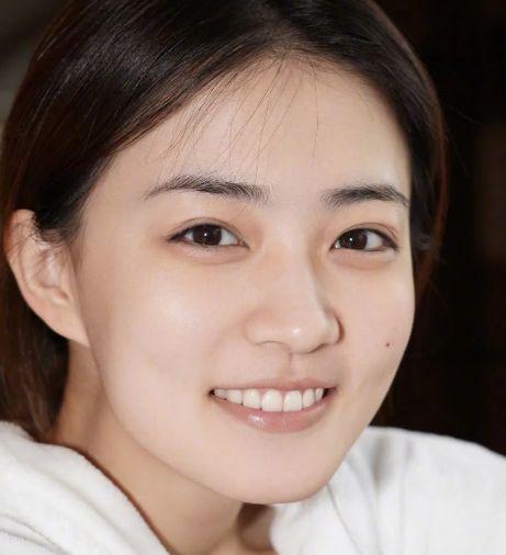 明星素颜|女星这么玩素颜？周迅基本都素颜，舒淇没事就素颜，她化妆不如素颜