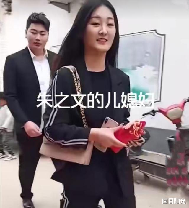 朱之文|朱之文儿媳首登门！邻居起哄婆婆超护短，后亚男反应堪称大家闺秀