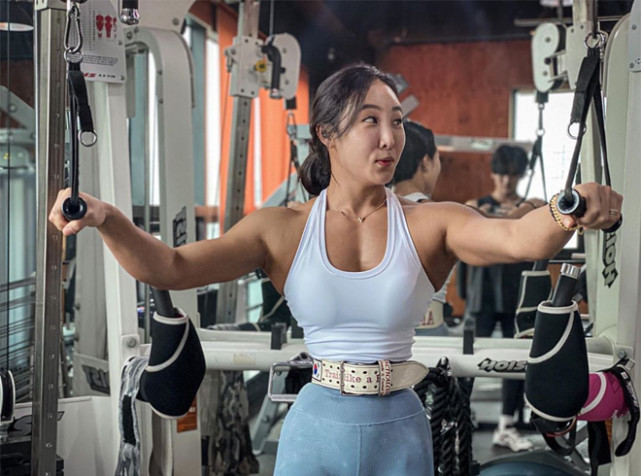|140斤的姑娘，一身精致的肌肉，尤其是背阔肌，极具视觉冲击
