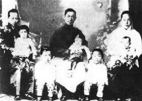 锅炉工给女儿找了个懒后妈，每天穿旗袍唱昆曲，44年后才知其身份