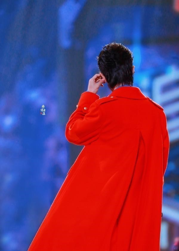 肖战|得知肖战第一首个人单曲《满足》的由来，不禁潸然泪下，砥砺前行