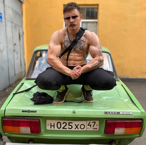 运动|疯狂的运动达人，打造出超乎常人的身体素质，能在瓶子上做俯卧撑