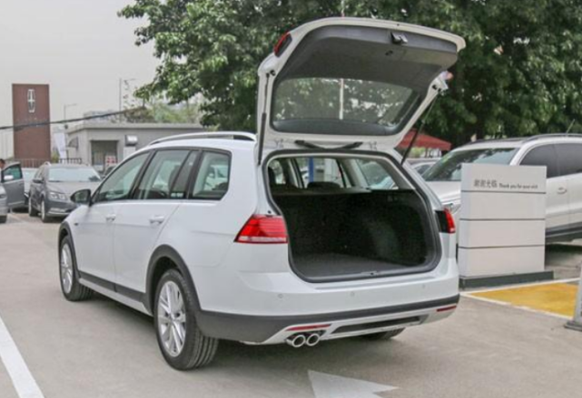 高尔夫：起步就配1.8T自动，纯进口高尔夫“清仓价”了，油耗6.8L颜值还高