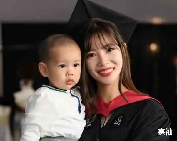 寒袖|17岁女生未婚先孕，不听家人反对坚持生下，博士毕业带着娃去颁奖