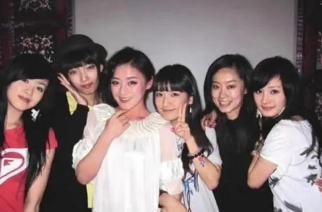 杨幂|杨幂大学宿舍有4人,3人已红得发紫,而最美的她却成了例外