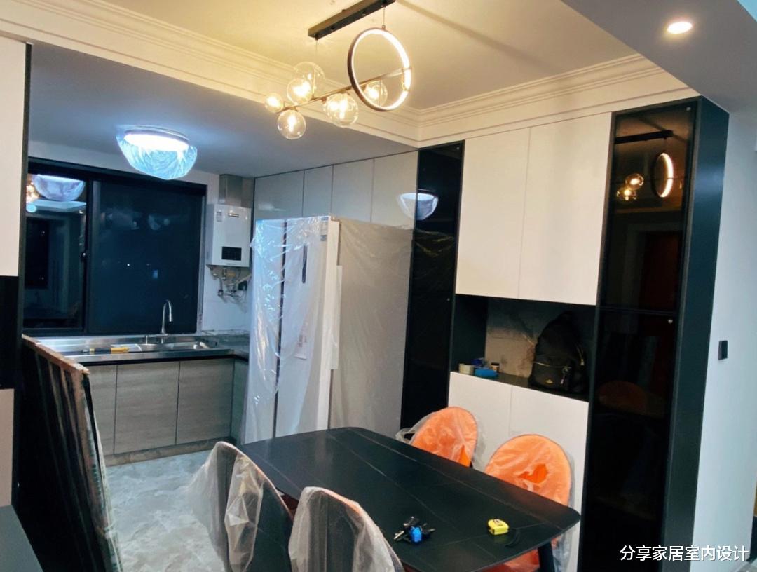 |三房两厅的新房，全屋装修花了20W，电视墙很实用，考虑真周到！