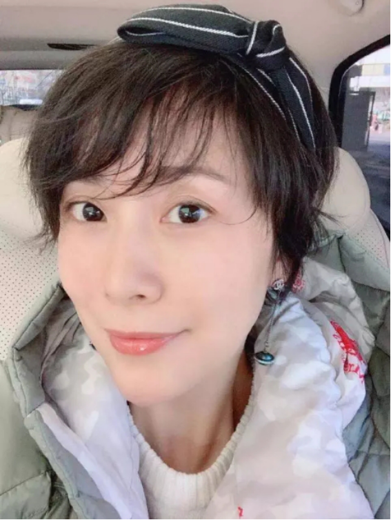 卷发|41岁海清终于换新造型了，大妈秒变18岁青春少女，减龄又时髦