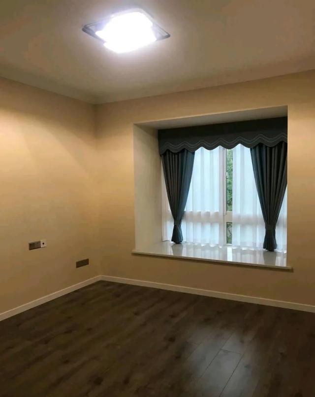 ##第一次装修，硬装刚结束还没来得及上家具，打扫干净已经很漂亮了