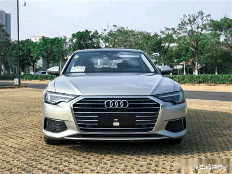 『奥迪A6』当红旗H9与奥迪A6停到一起,网友:谁是凤凰谁是山鸡一目了然!