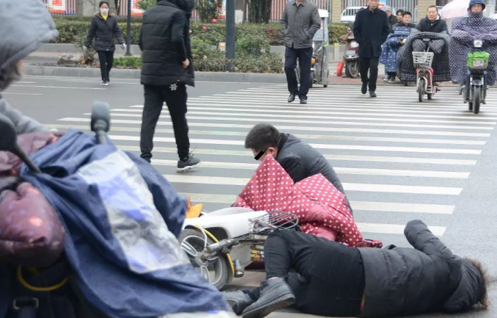 『电动车』6。1电动车已执行“一取消两不可”，车主叫苦连天：让人咋接娃？