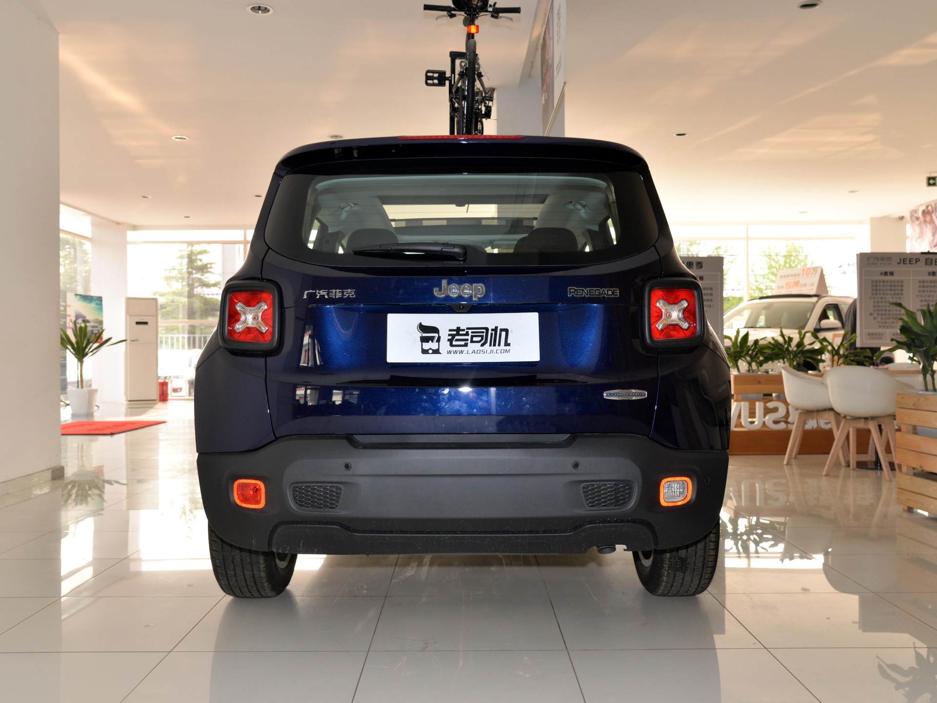 Jeep自由侠|又一小型SUV\跳楼价\,跌至9万,油耗仅6L,配四轮独悬