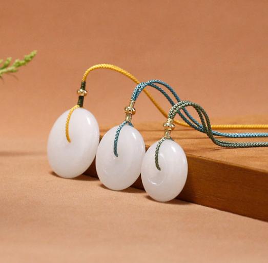 |怎样给小孩子挑选一件合适的和田玉挂饰？