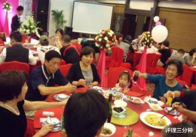 评理三分钟|奶奶带孙子吃酒席，孩子用手抓菜吃，引起众人气愤！