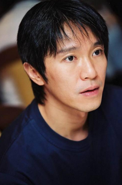 「周星驰」周星驰多次使用代号“9527”，当用粤语读出来，才明白这是什么意思