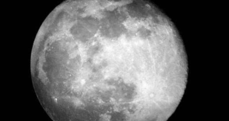 『月球』月球发现黑色不明“大铁钩”，嵌在月球表面，科学家：非人类遗留