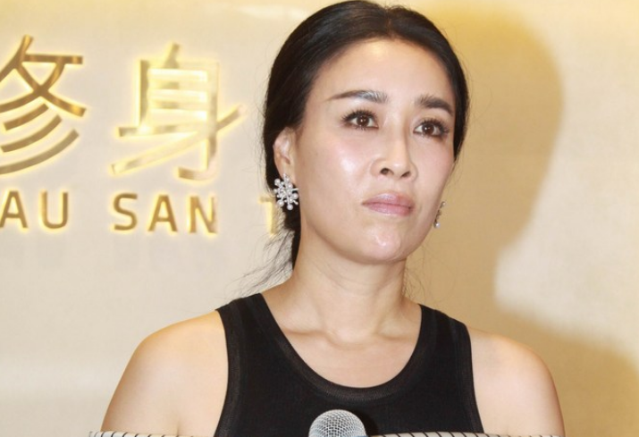 刀郎|49岁刀郎近照，隐瞒了9年的二婚老婆，原来是我们熟悉的她
