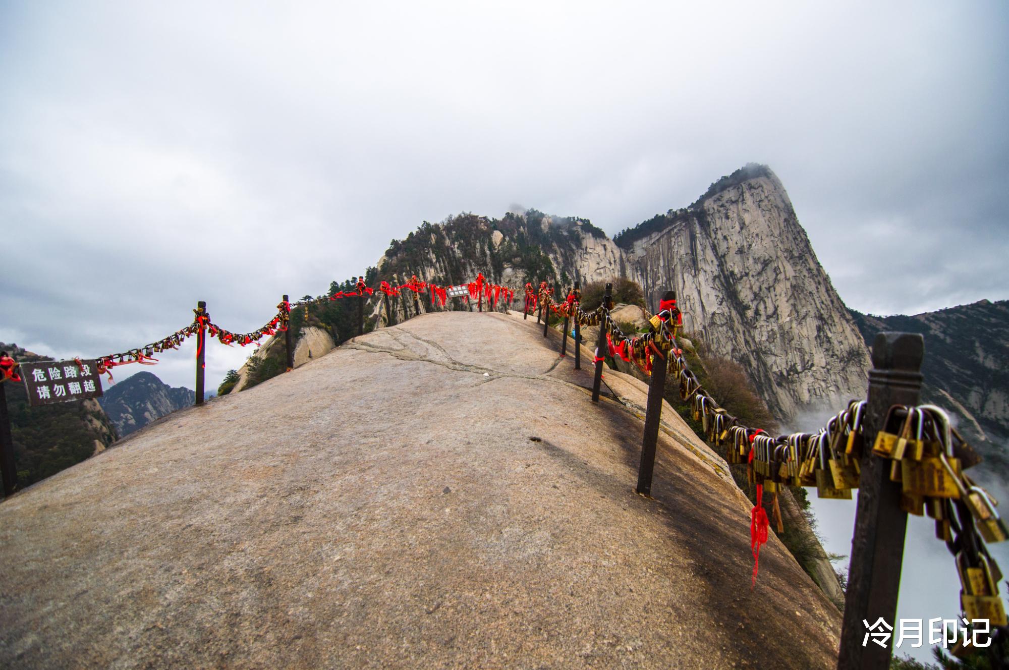 华山|它是中华十大名山之一，被誉为“奇险天下第一山”，山川十分秀美